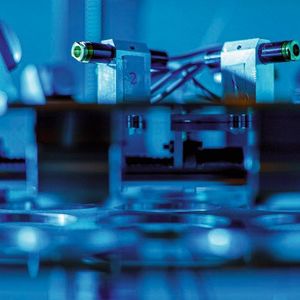 Zwei der vier Laser, deren Strahlen mit geringer Intensität in das Harz eindringen.(Bild:  Thilo Schmülgen)