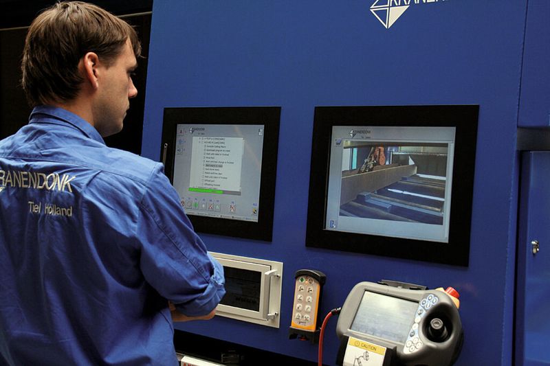 Für die Steuerung des Schneidprozesses kommt die ARAC-Software zum Einsatz. Sie programmiert die Konturen und fügt erforderliche Prozessparameter hinzu.  (Bild: Kranendonk)