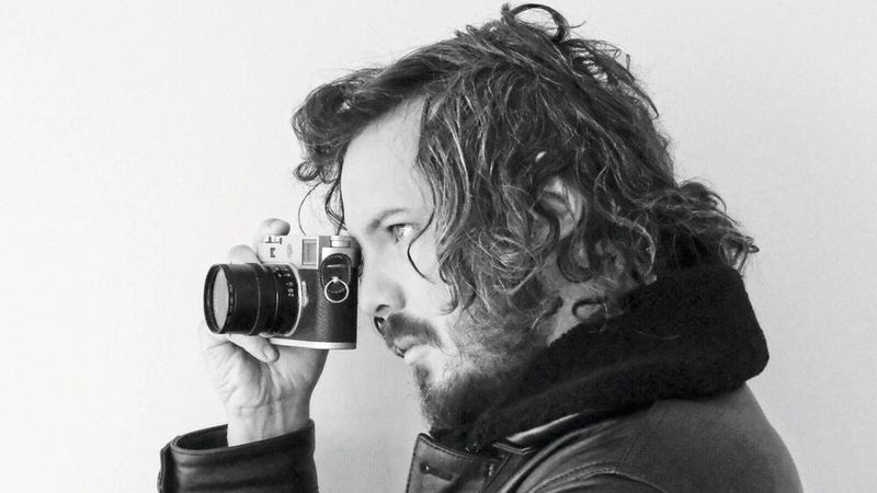 Hinter den Bildern und ihrer Inszenierung steckt der Fotograf Mathieu Cesar. (Bild: Rebecca Delpech)