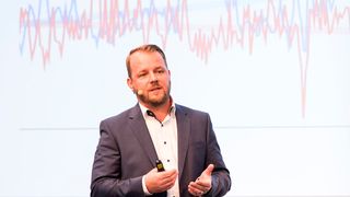 Daniel Fritz, Marketingleiter der AHG-Gruppe, zeigte auf dem Mobile.de Weckruf 2019 auf, wie das Handelsunternehmen seine Onlinepräsenz mithilfe der Analyse von Nutzerdaten umbaute. (Bild: Daniela Hütter)