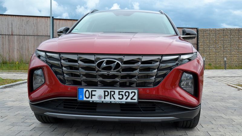 Besonders auffällig ist diese Optik am Kühlergrill. Das LED-Tagfahrlicht ist in ihm versteckt. (Bild: Michel/»kfz-betrieb«)