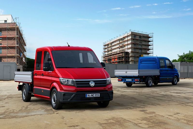 Das neue Modell ist in 69 Varianten verfügbar, darunter Pritschenwagen (Bild) und solche mit Koffer sowie Kippvorrichtung. Es gibt ihn mit Einzel- oder Doppelkabine und abhängig von der Antriebsart und Tonnage ausgestattet mit Einzel- oder Zwillingsbereifung an der Hinterachse. (Volkswagen)