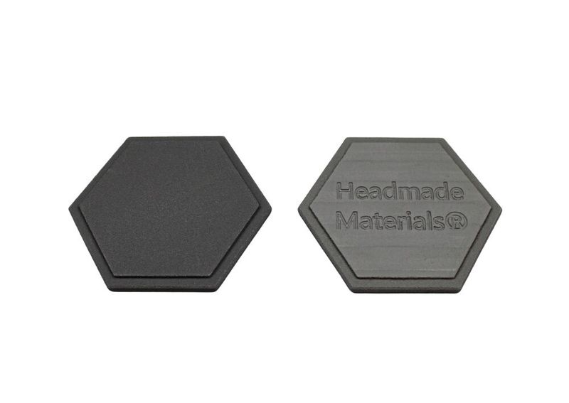 Oberseite und Schriftzug wurden in das Grünteil gefräst. (Bild: Headmade Materials)