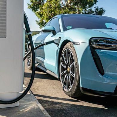 Den schnellen Ausbau von Ladesäulen für Elektroautos, vor allem aber kostengünstigeren Ladestrom sehen die Kfz-Betriebe als entscheidend, um Stromer für Kunden attraktiver zu machen. (Bild: Porsche)