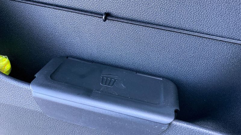 4. Das Müllfach in der Tür: Die Bezeichnung „Mülleimer“ wäre übertrieben, denn viel geht nicht rein.  (Bild: Wehner – VCG)