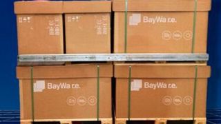 Mithilfe der Paletten-Containerlösung von Smurfit Westrock lassen sich die Photovoltaik-Komponenten von Baywa r.e. Solar Trade besser stapeln. Das spart drei Lkw-Ladungen pro Tag ein. (Bild: Baywa)