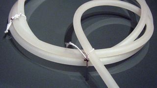 Der TPE-S- Schlauch zeichnet sich durch seine sehr guten Druckverformungsrest und die sehr hohe Beständigkeit gegenüber Säuren und Laugen aus. (Bild: Reichelt Chemietechnik)