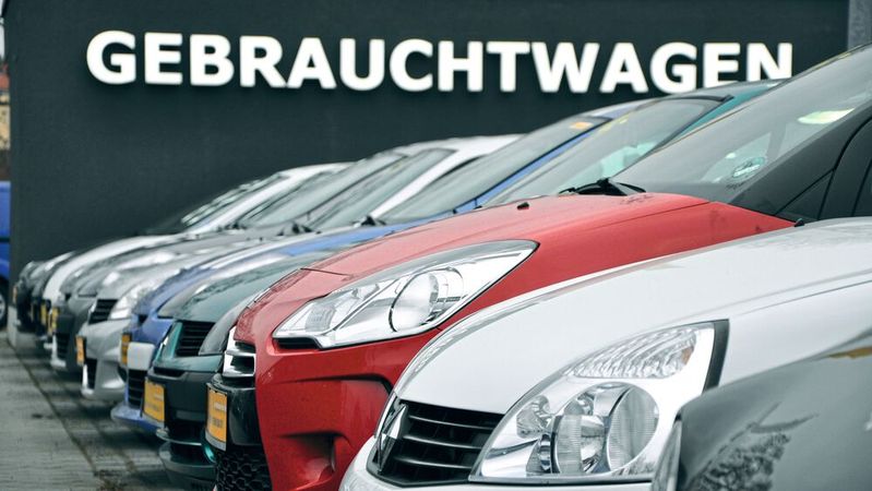 Gebrauchtwagenhändler dürfen laut BGH weiterhin in ihren Kaufverträgen eine verkürzte Verjährungsfrist hinterlegen. (Bild:  Richter)