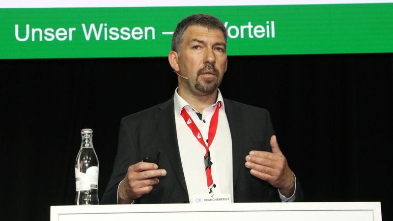 Helge Kiebach, Geschäftsführer KTI, erläuterte wie Großgussbauteile die Kfz-Unfallreparatur künftig beeinflussen.  (Bild: Klasing)