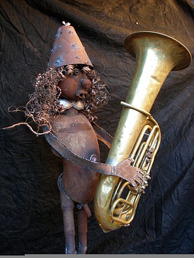 Der „Tubaspieler“ ist eine Auftragsarbeit, die für die heimische Musikschule gefertigt wurde. Als Grundlage erhielt Mandir Karamol eine alte, verbeulte Tuba und baute dazu den Spieler. (Archiv: Vogel Business Media)