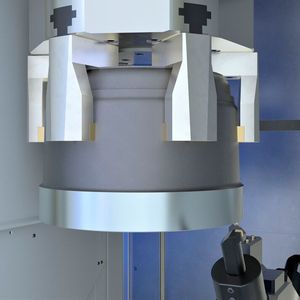 Das Bild symbolisiert Step 1 der Bremstrommel-Bearbeitung im Emag-System. Dabei läuft die Drehbearbeitung der ersten Seite ab – sowohl innen als auch außen. Die nächste Stufe zeigt das Aufmacherbild vom Anfang.(Bild:  Emag)