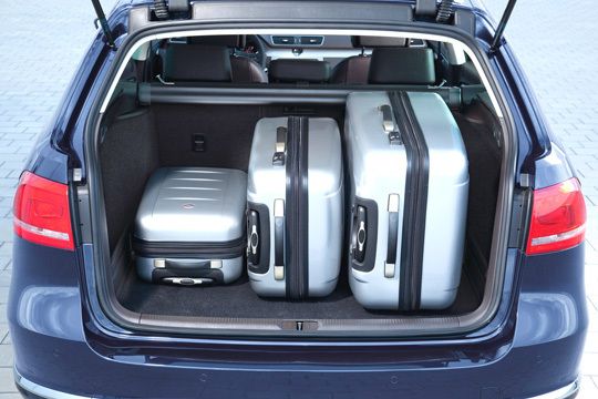 Absolut reisetauglich: Das Gepäckabteil des Passat Variant bietet wie gewohnt jede Menge Platz. (Archiv: Vogel Business Media)