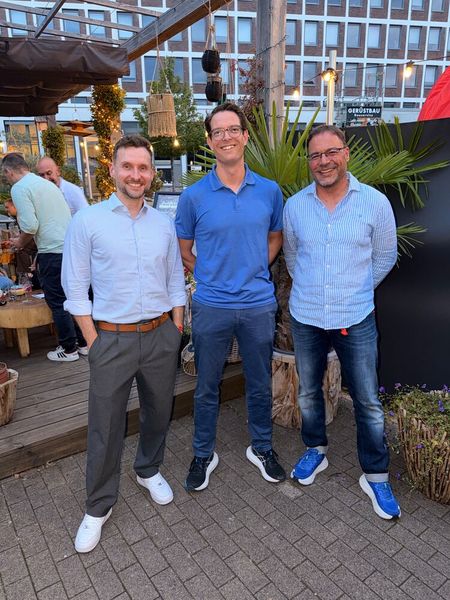 Frank Sälzer (Sandisk) mit Otto van der Heiden und Falk Zerbach (Digitec Galaxus) (Bild: Vogel IT-Medien)