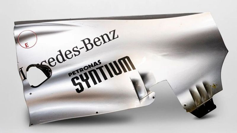 Aus Michales Zeit bei Mercedes stammt Karosserieteil seines 2011er Mercedes AMG Michael Formel 1 Renners. Der Schätzwert beträgt 4.000 bis 6.000 Euro – auch dieses Teil ist signiert. (Bild: RM Sothebys)