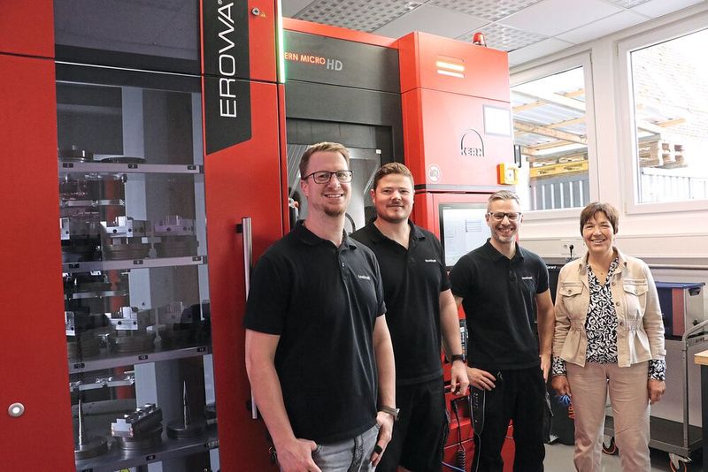 A team that enjoys working together and is crucial for the successful use of the Kern Micro HD in toolcraft's tool shop (from left): Team leader Johannes Herzog, skilled worker Johannes Schwab, skilled worker Matthias Grän (all toolcraft) and Kern area sales manager Barbara Bergmann. (Image:Core Microtechnology)
