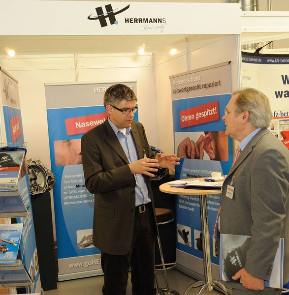Die Mercedes-Experten unter sich: Stefan Zell von Herrmanns und Werner Gossmann vom Autohaus Kunzmann. (Archiv: Vogel Business Media)