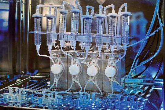 Parallele, kontinuierliche Perfusion von vier Organ-on-Chip Systemen. Parallele, kontinuierliche Perfusion von vier Organ-on-Chip Systemen.
