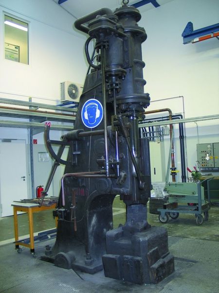 Neben all‘ der hochmodernen Technik im MPI erscheint der alte Schmiedehammer aus dem Jahr 1934 wie ein Zeitsprung. (Archiv: Vogel Business Media)
