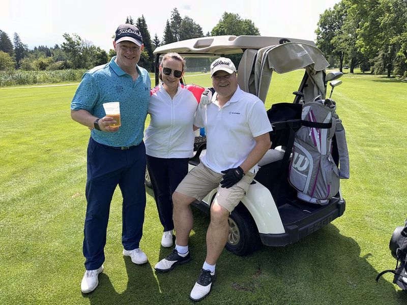 Ganz gechillt gehen Thomas Durst und Claudia Rayling (DITCONS) mit Patrick Maurer (TD SYNNEX) das Golfen an. (Bild: VOGEL IT-MEDIEN)