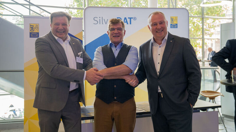 Zur Automechanika 2022 fällt der Startschuss für die Zusammenarbeit von (v.l.) Thomas Aukamm (Hauptgeschäftsführer ZKF), Jens Nietzschmann (Geschäftsführer DAT) und Peter Börner (Präsident ZKF).
