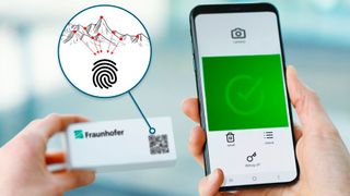 Hersteller speichern die Seriennummer und den individuellen Fingerabdruck der Verpackung oder des Produkts in einer Datenbank. Bei Bedarf können Mitarbeitende den QR-Code und die Oberflächenmerkmale mithilfe einer App auslesen. (Bild: Fraunhofer-IAP)