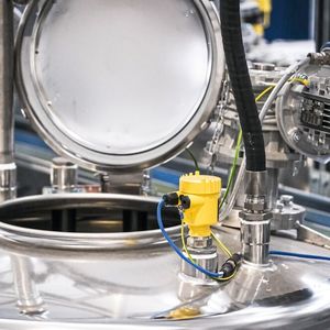 Füllstand- und Drucksensoren von VEGA überwachen kontinuierlich Volumen und Prozesssicherheit – auch bei großen Tintenmengen.(Bild:  Vega)