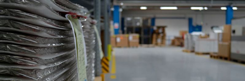 Links im Vordergund: Vakuum-Isolierpaneele von Va-Q-Tec. Produkte dieses Unternehmens halten Temperaturen konstant, um eine bessere Lebensqualität zu schaffen – auch mithilfe von KI.(Bild:  Va-Q-Tec)