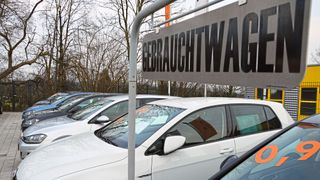 Gebrauchte E-Autos wie den Nissan Leaf gibt es häufiger, er ist schon lange auf dem Markt. Insgesamt spielen Gebrauchte mit Stecker nur eine geringe Rolle. (Bild: Achter/»kfz-betrieb«)