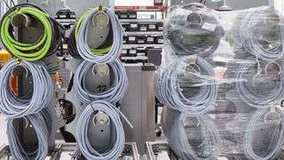 Die Leitungen werden zugeschnitten, mit den passenden Steckverbindern und vorsortiert in die Montage geliefert.  (Bild: Helukabel)