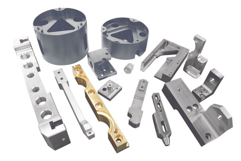 Bild 2: Eine große Auswahl an Werkstücken aus Stahl, Edelstahl, AMCO, Aluminium und Kupfer werden bei Thomé Maschinenbau gefertigt.  (Bild: Hermle)