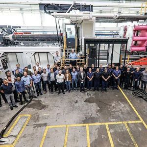 Geschafft! Die an Aufbau und Inbetriebnahme beteiligten Experten und Expertinnen von Engel und Infiltrator in den USA von einer der neuen Engel-Duo-Maschinen mit 8.000 Tonnen Schließkraft.(Bild:  Engel)