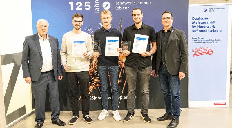 Bei den Kfz-Mechatronikern siegte Hannes Wirsing aus Bayern (mi.) vor Georg Wahl aus Hessen (2. v. li.) und Phillip Dietrich aus Thüringen. (Bild: Schmidt - VCG)