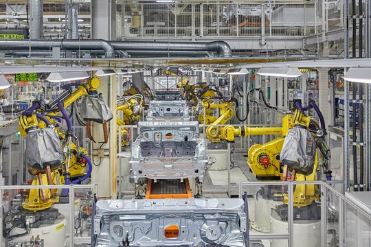 Typischer Anwendungsfall: Das Smart Production Cabinet wird in einer Automobilproduktion zur Steuerung, Diagnose und Kontrolle eingesetzt.(Bild:  Phoenix Contact)