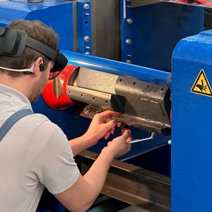 Der Kollege an der Maschine trägt eine MR-Brille.(Bild:  Fraunhofer FIT)