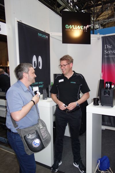 (r.) Sven Spitzley, Online-USV, hat für jeden ein Ohr offen. (Bild: IT-BUSINESS)