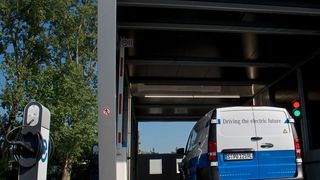 Wichtige Elemente des Base-Camps für Amazon sind der riesige Fahrzeugscanner, Wartungsangebote und die Ladeinfrastruktur. (Daimler AG)