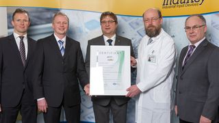 v.l. Finanzdirektor Pierre Beer, Betriebsleiter Tino Pietzsch, Diplom-Ingenieur Frank Otto von der DEKRA-Niederlassung Erfurt, Qualitätsmanagement-Beauftragter Andreas Groh sowie Geschäftsführer Erwin Götzl freuen sich über die Auszeichnung. (GETT)