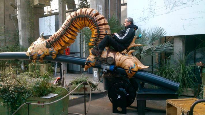 Bild 24: Auf dieser überdimensionalen Raupe kann man reiten. Sie bewegt sich horizontal auf einem gebogenen Stahlrohr. Damit beim Ritt auf dem Rohr kein Kabelsalat entsteht, wurde eine Energiekette verwendet. Sie führt die Kabel sicher über einen Auf- und Abwickler und sorgt für eine hohe Verfügbarkeit der Anlage. (Bild: Les Machines de l'île)