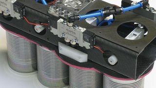 CFK-Dosengreifer für Delta-Roboter. Er nimmt  bis zu vier Dosen gleichzeitig auf (Bild: Akon Robotics)