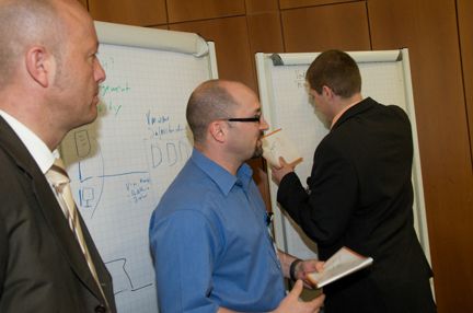 …am Whiteboard skizziert… (Archiv: Vogel Business Media)