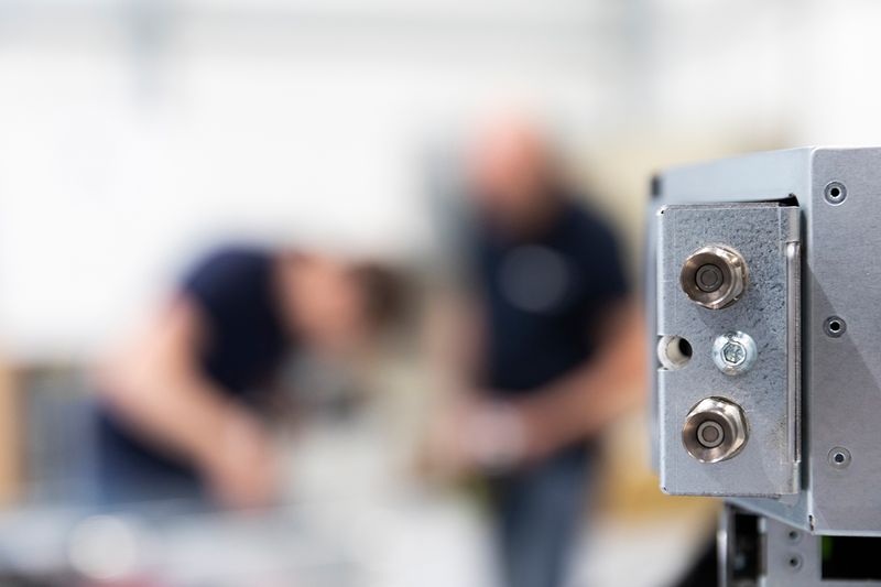 Bis jetzt waren noch viele manuelle Verschraubungen für die Wasseranschlüsse notwendig. Doch die jüngste Server-Generation von OVH ist mit Klick-Anschlüssen ausgestattet. Wird der Server ins Rack geschoben, verbinden sich auch die Wasserleitungen.Das System kommt häufig in Umgebungen zum Einsatz, wo es in der Montage besonders schnell und sicher zugehen muss, und kein Wasser auslaufen darf.  (OVH)