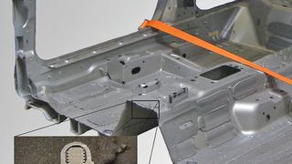 Bild 1: Präziser Schnitt durch eine komplette Kfz-Rohkarosserie mit einer Riexinger-Großbandsäge. Bauteile mit einer maximalen Höhe oder Breite von 4 m können damit bearbeitet werden. (Bild: Riexinger)