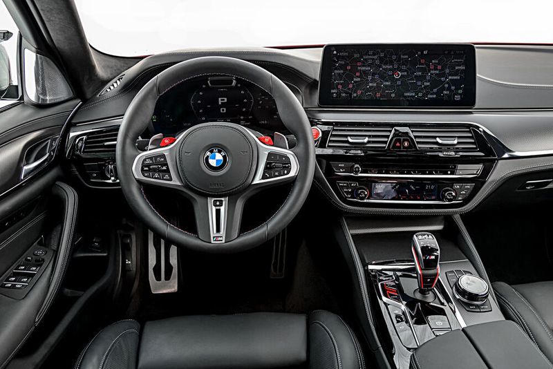 Am Grundlayout des Cockpits hat sich nichts geändert. Doch es zieht ein neues, größeres Zentraldisplay ein. (BMW)