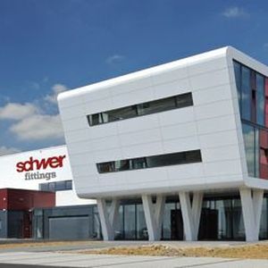 Stylisch präsentiert sich die neue  Firmenzentrale von Schwer Fittings. (Bild. Schwer Fittings)
