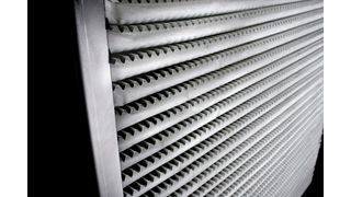 Die patentierten Absolent-Filterkassetten der Stufen 1 und 2 – selbstdrainierend und bis zu fünf Jahre wartungsfrei. Sie sorgen für eine 98,6 %ige Filtrierung der Schmutzpartikel vor der HEPA-Filterstufe. (Bild: Helfina)