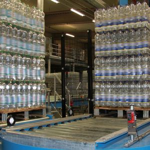 Paletten vor der Auffahrt auf den Drehtisch.