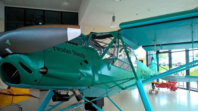 Der Fieseler Storch stammt aus dem Jahr 1936. Das Flugzeug wurde u.a. als Sanitätsflugzeug im Zweiten Weltkrieg eingesetzt. Daher wurde es als Kurzstart- und Landeflugzeug konzipiert. (S.Häuslein/konstruktionspraxis)