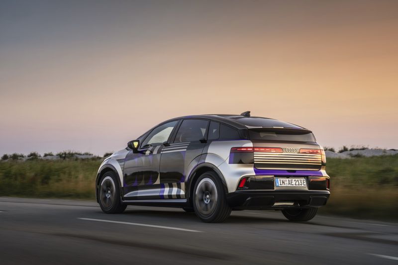 Die vom Ur-A2 bekannte Tropfenform wird aerodynamisch von Abrisskanten am Spoiler, seitlich an den Rückleuchten und dem Stoßfänger unterstützt. (Bild: Audi AG)