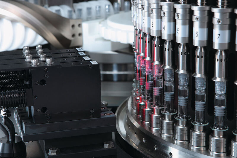 Die von Eisai Machinery (jetzt Bosch Packaging Technology) entwickelte Static-Division-(SD)-Technologie erkennt mittels eines optischen Sensors bewegliche Partikel in flüssigen Pharmazeutika. (Bild: Bosch Packaging Technology)