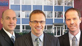 Die Erichsen-Geschäftsführung vor dem Unternehmensgebäude (v.l.: Martin Stuckmann, Vertriebsleiter, Dr. Frank Szepan, Geschäftsführer, und Stefan Schneider, Technischer Leiter). Bild: Erichsen (Archiv: Vogel Business Media)